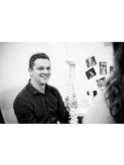آندي ديفيز عيادة تقويم العمود الفقري - Andy Davies Chiropractic Clinic