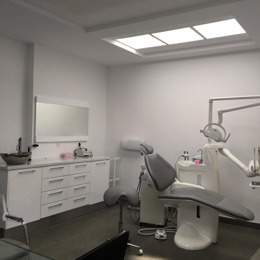 طبيب أسنان الحمامات: الدكتورة هدى دجيبالي - Dentist Hammamet: Dr Houda Djebali