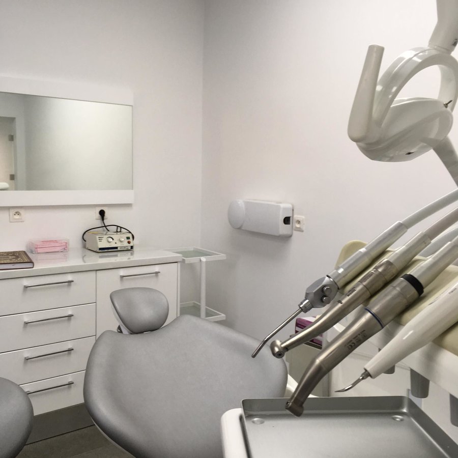 طبيب أسنان الحمامات: الدكتورة هدى دجيبالي - Dentist Hammamet: Dr Houda Djebali