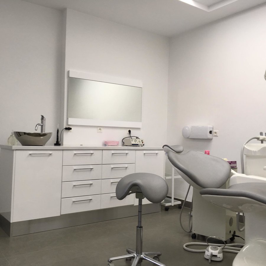 طبيب أسنان الحمامات: الدكتورة هدى دجيبالي - Dentist Hammamet: Dr Houda Djebali