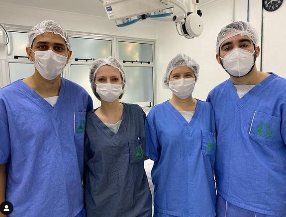 عيادة الأمراض الجلدية ومستحضرات التجميل والجراح - Dermatology Clinic, Cosmetic and Surgeon