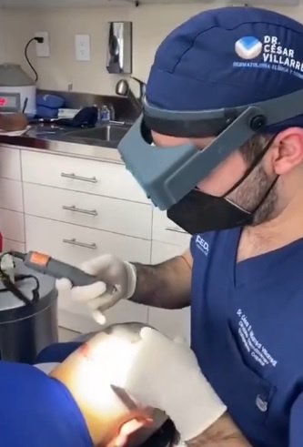 عيادة الأمراض الجلدية ومستحضرات التجميل والجراح - Dermatology Clinic, Cosmetic and Surgeon