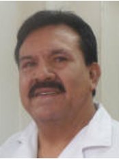 الدكتور Jesus في مجموعة Valenzuela لطب الأسنان - Dr Jesus at Valenzuela Dental Group