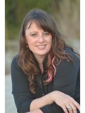 الدكتورة كارين هودس مقوم العظام - Dr. Karen Hudes Chiropractor