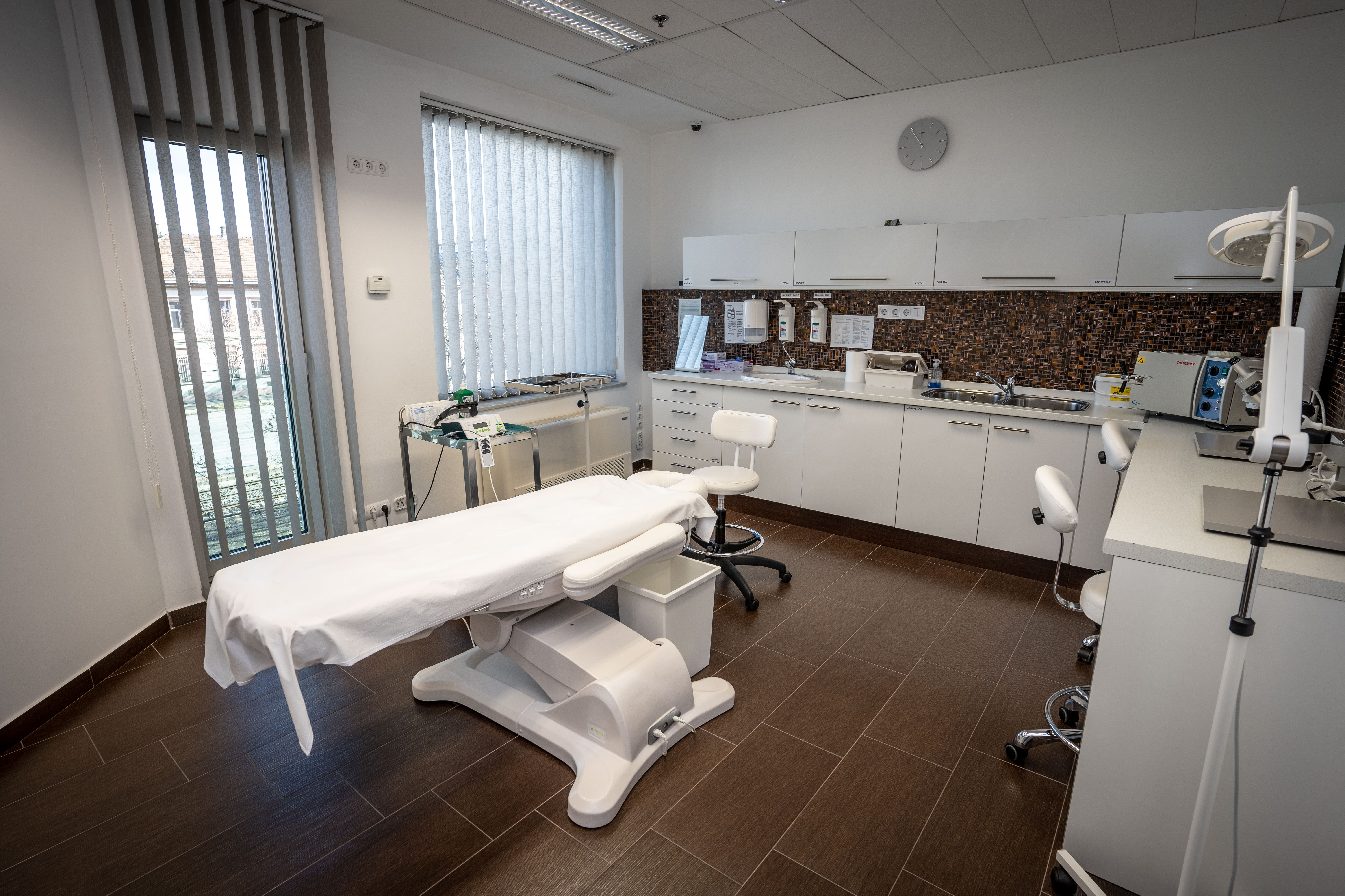 صالون قص الشعر وزراعة الشعر - Hair Palace Hair Transplant Clinic