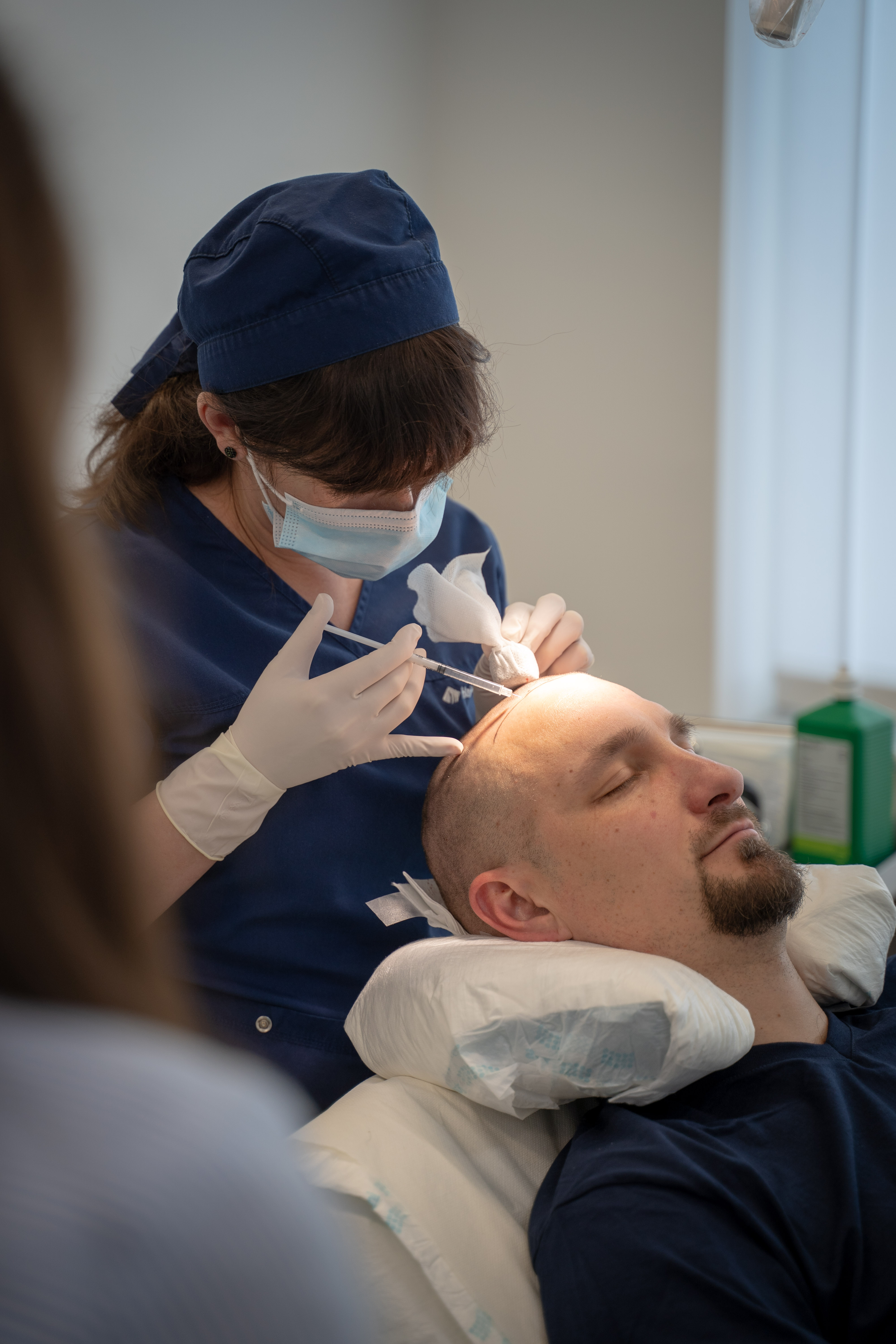 صالون قص الشعر وزراعة الشعر - Hair Palace Hair Transplant Clinic