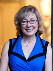 مستحضرات التجميل الطبيعية - Beauty Essentials - Natural Looks Cosmetic Medicine -Beauty Essentials